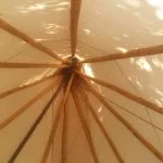 Binnenkant van de indianentent. Tipi-doek met tipipalen