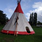 Beschilderde indianententen, tipi tenten op huttendorp Alkmaar