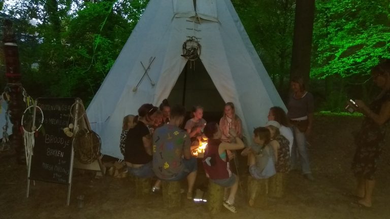 Kids indianendorp huren, broodjes bakken rond het kampvuur in de tipi tent