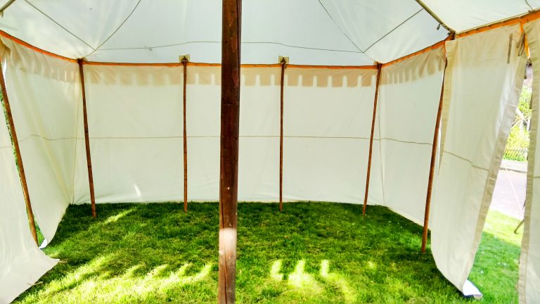 landknecht kasteeltent huren 6 x 9 meter, ecru met gele kantelen