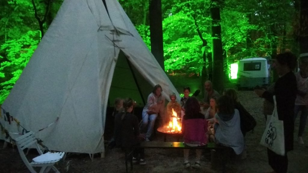 Broodjes bakken in de tipi tent, vuurtje stoken in de tipi tent