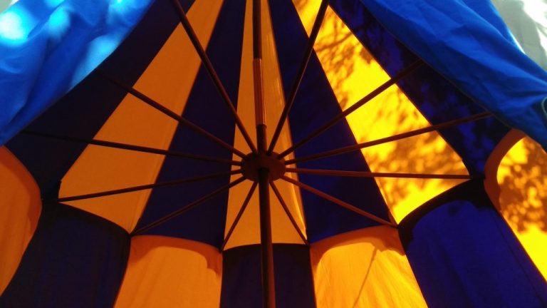 Historische tent kopen, verkoop middeleeuwse tenten, Merlin kasteeltent geel met blauw