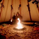 Vuurschaal in tipi tent