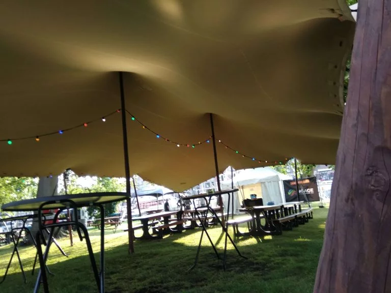 Grote chino beige stretchtent van 150m2 sfeervol opgesteld op een festivalterrein aan de haven in Hoorn; de ideale overkapping voor grootschalige evenementen in Noord-Holland