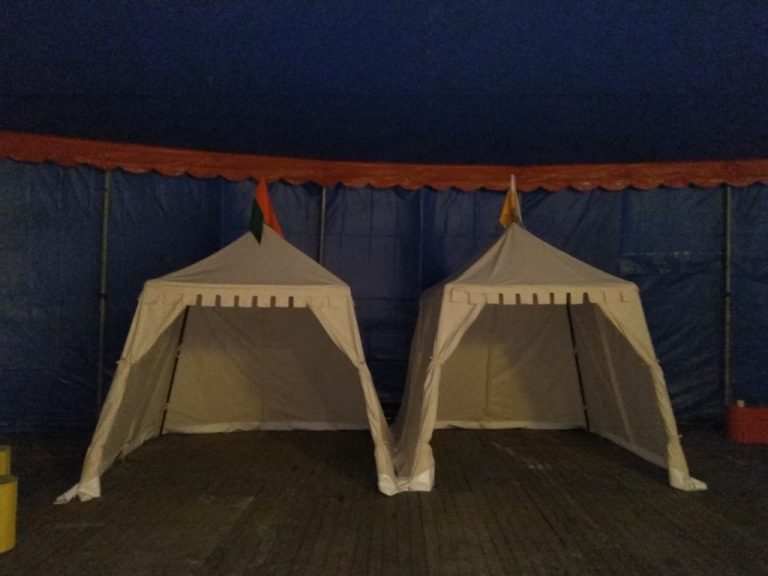 Middeleeuwse marktkraam in feesttent, Amsterdam