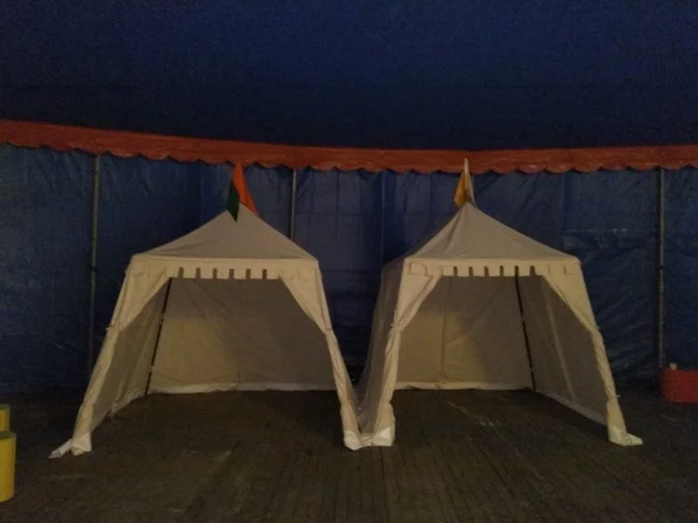 Middeleeuwse marktkraam in feesttent, Amsterdam