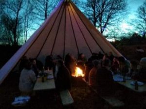 Open tipi met vuurschaal, verjaardagsfeest Castricum
