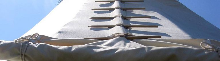 Voorbeeld van een tipi-tent afgewerkt met leer.