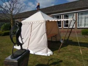 Authentiek opgestelde middeleeuwse marktkraam op een groen evenementenveld; sfeervolle marktkraam voor verhuur bij historische markten en evenementen door Windcirkeltenten