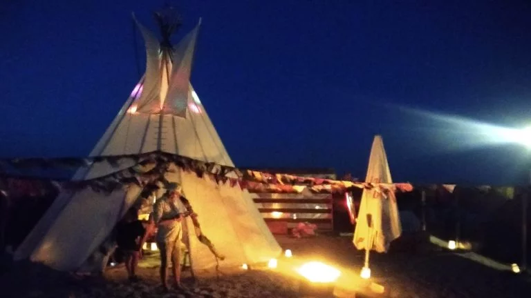 Sfeervolle tipi van 7 meter in Amsterdam op strand IJburg,