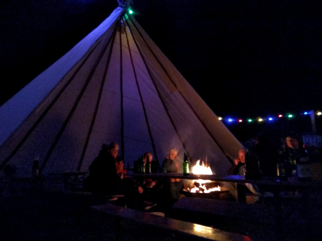 Vuurschaal met tipi, feest Castricum