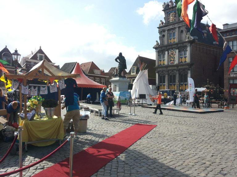 Tipi-tent op de Rode Steen in Hoorn naast standbeeld Jan Pieterszoon Coen. Voorlezen in de tipi door bibliotheek Hoorn tijdens speeldag Hoorn.