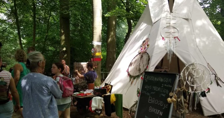 Indianententen bij Kasteel Vorden. Dreamcatchers maken met kinderen in de tipi.