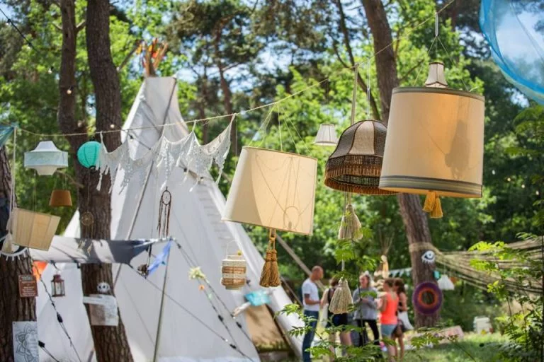 Versierde indianentent op Mandala festival 