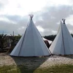Twee tipi tenten bij strandpaviljoen Oranje buiten in Hoorn