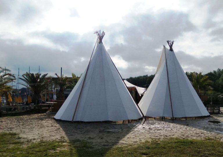 Twee tipi's bij strandpaviljoen Oranje buiten in Hoorn
