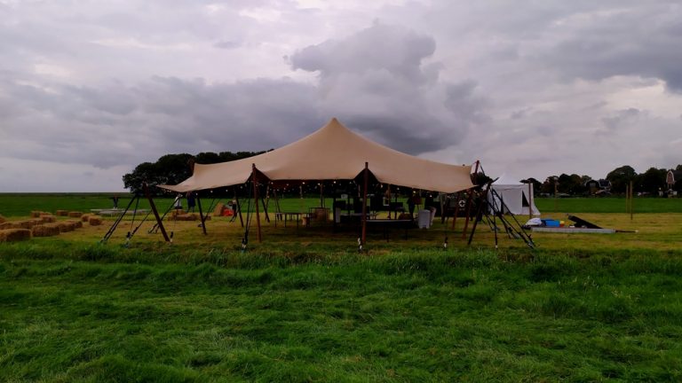Romantische bruiloft onder een stretchtent op grasveld in Medemblik - Windcirkeltenten