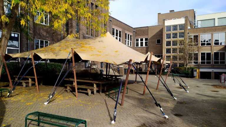 Sfeervolle chino zandkleurige stretchtent op schoolplein in Haarlem voor evenement - Windcirkeltenten
