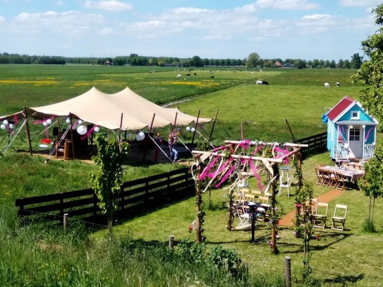 Feestelijk versierde stretchtent huren voor bruiloft setting van de TV-serie Papa Dag - Windcirkeltenten