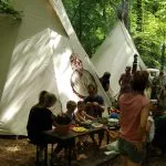 Knutselen in tipi's met kinderen en ouders van kinderen