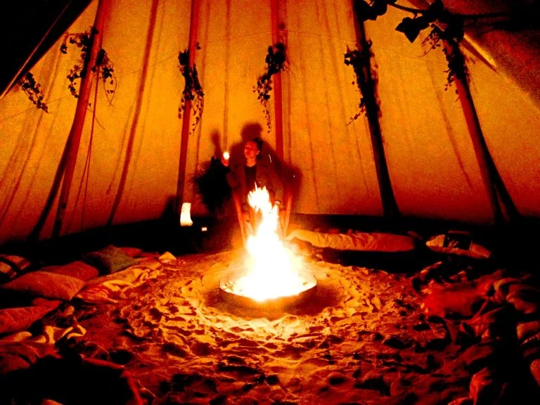 tipi huren met een vuurschaal en een vuurtje in het midden. Tipi op strand IJburg in Amsterdam.