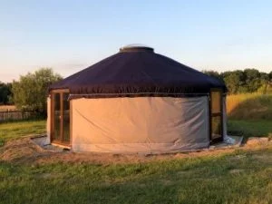 Oplevering van een yurt met dubbel glas in de deuren, ramen en luxe geïsoleerde bekleding