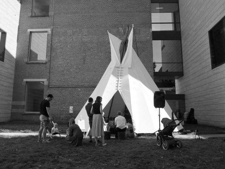 Klassiek concert in een tipi-tent. In museum Leuven, België