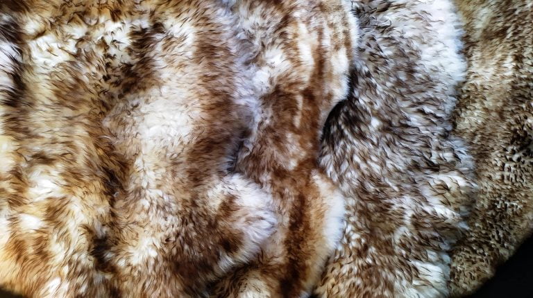 Bruine en beige schapenvachten