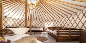 De stijlvolle houten constructie met binnenbekleding is zichtbaar in de yurt