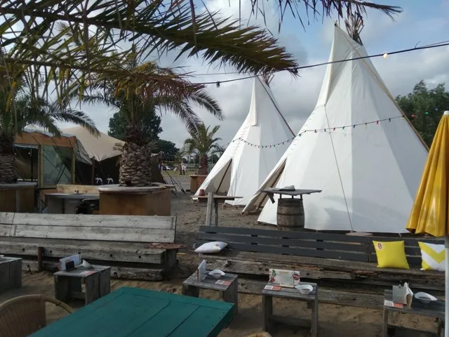 Twee gehuurde tipi tenten bij strandpaviljoen Oranje Buiten in Hoorn aan het Markermeer