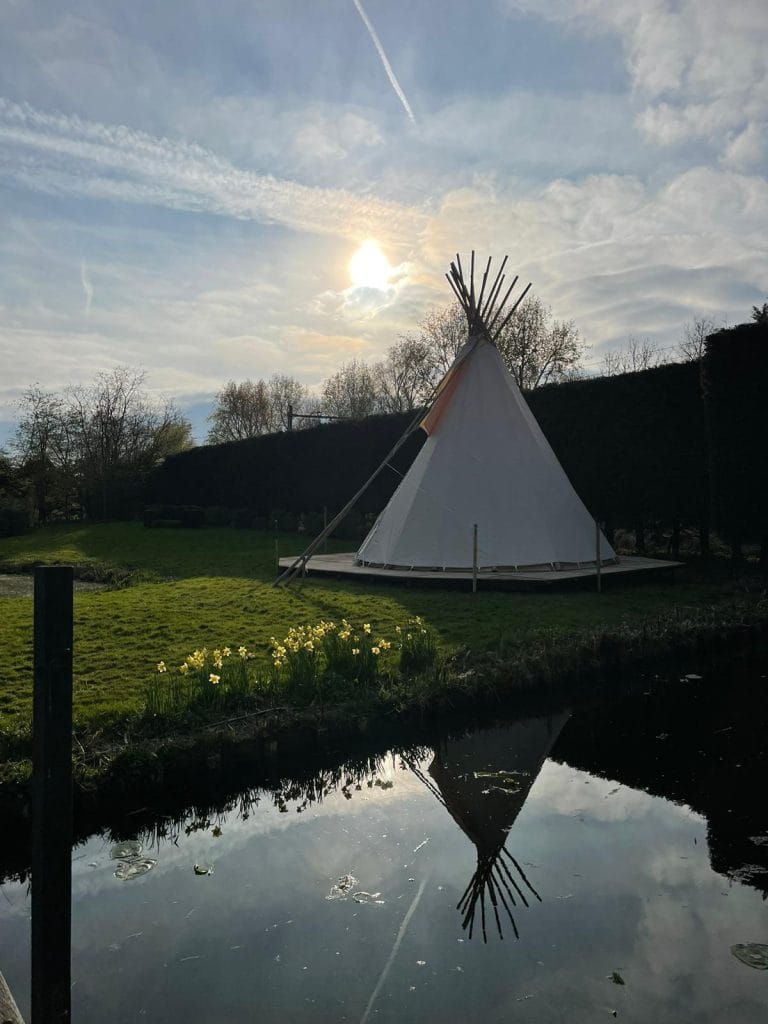 tipi-tent op vlonder in Noord Holland