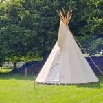 Prachtige moderne indianentent vijf meter diameter op grasveld