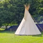 Prachtige moderne indianentent vijf meter diameter op grasveld