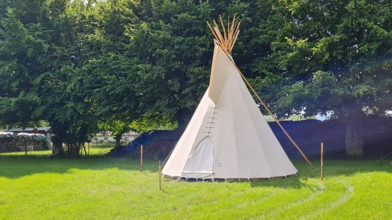 Prachtige indianentent vijf meter diameter op groen gras voor bedrijfsfeest