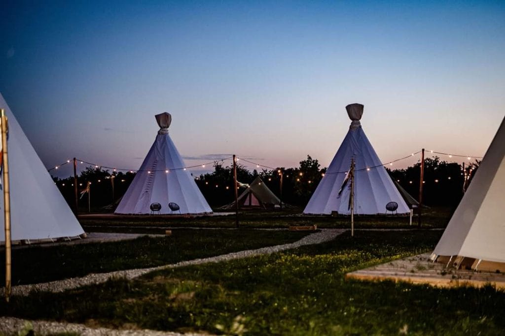 Tipi-glampingtenten op de camping