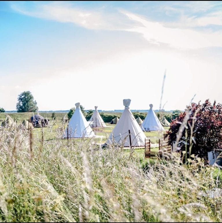 Camping in Zeeland met tipi-glampingtenten van Windcirkeltenten