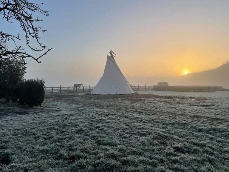 Landschap in België met een tipi-tent