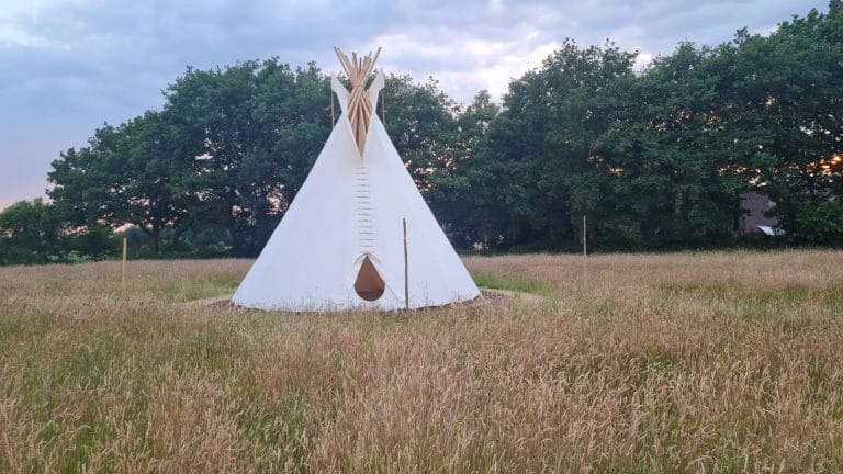 Prachtige witte tipi zeven meter op een camping in Friesland