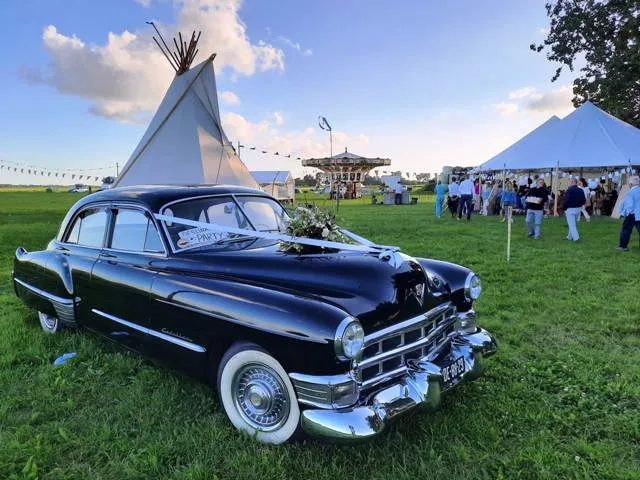 Tipi tent op grasveld tijdens bruiloft in Friesland