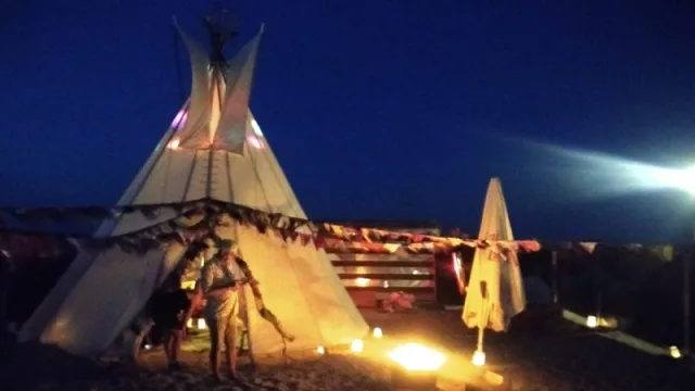 Tipi op strandfeest IJburg in Amsterdam