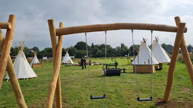 bedrijfsfeest met diverse afmetingen witte tipi tenten op grasveld