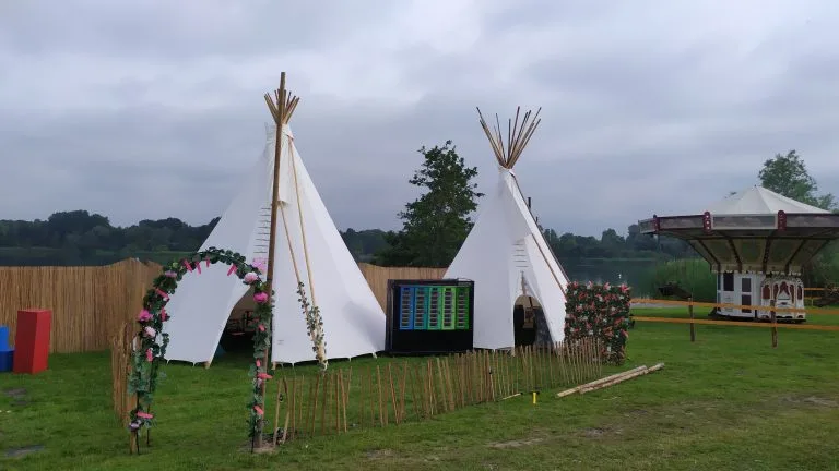 Twee tipi-tenten op het guilty pleasure festival aan het Gaasperplas in Amsterdam