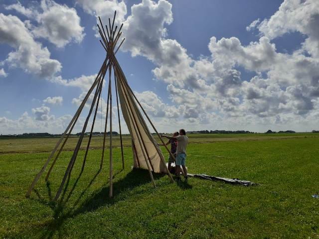 Tipi doek plaatsen tijdens opbouw - tipi tent installatie