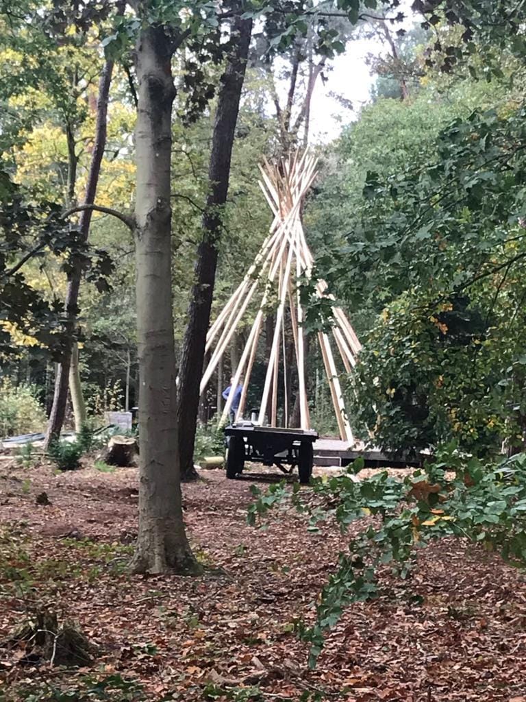 Palen opbouwen in België voor tipi tent constructie