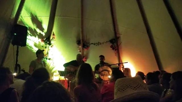 Muziek concert in tipi tent op het strand IJburg in Amsterdam.