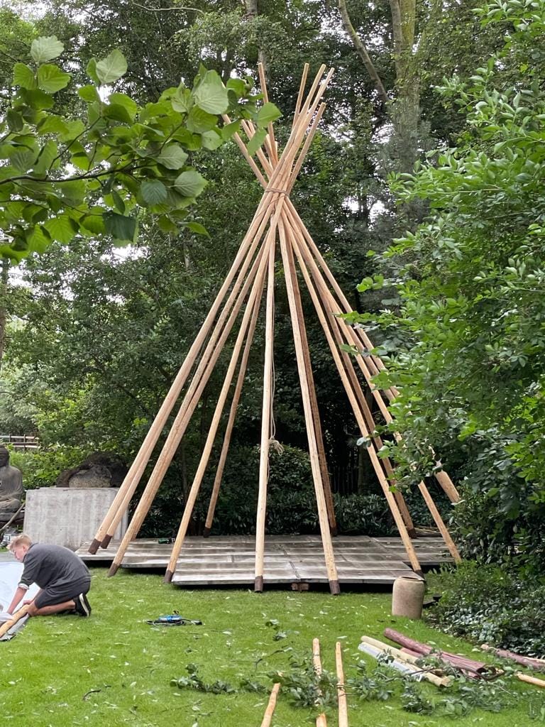 Start opbouw tipi - plaatsing palen bij tipi installatie