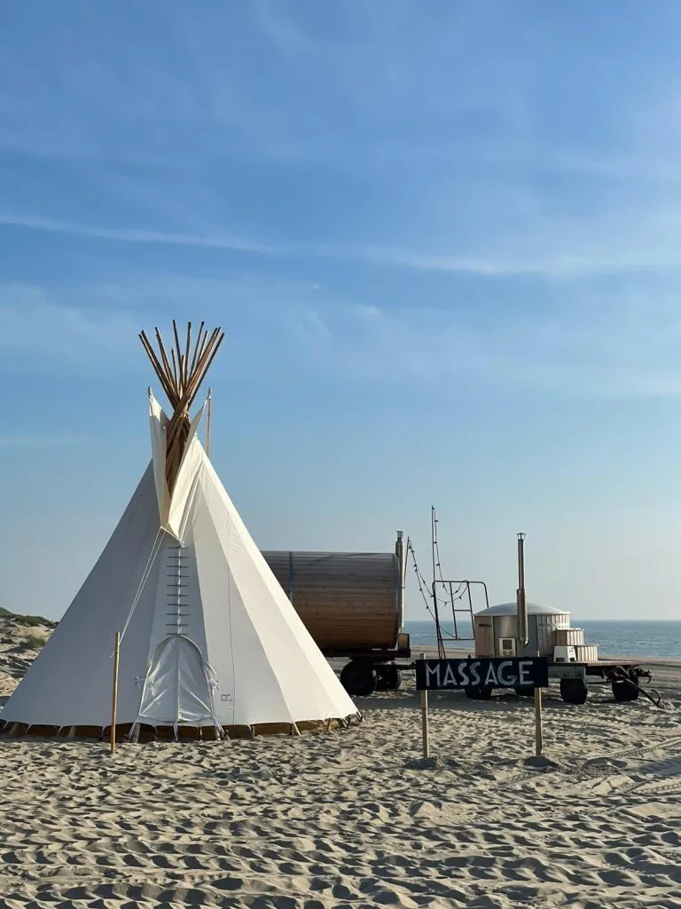 Tipi tent op het strand van Zandvoort.