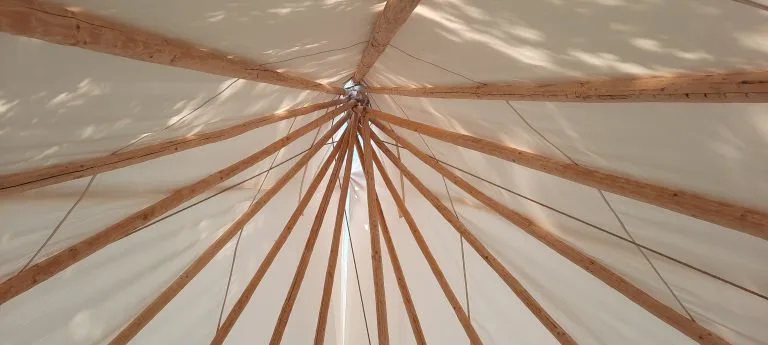 opbouw indianentent met doek rondom de palen.