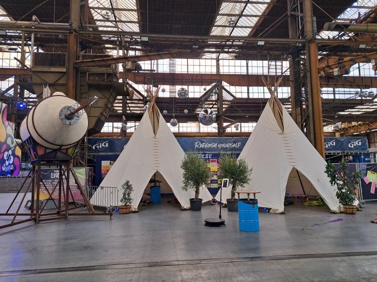 Twee tipi's binnen in Werkspoorkathedraal in Utrecht