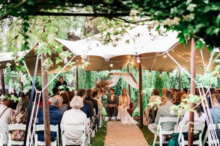 Huwelijksceremonie onder een zandkleurige stijlvolle stretchtent bij Het Geheim van Hoorn - Windcirkeltenten